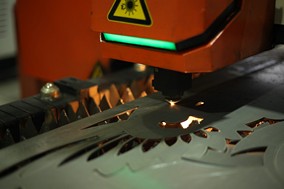 Лазерная резка металла крупным планом