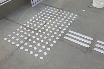 Установленные тактильные индикаторы