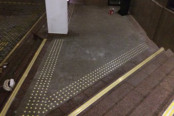 Установленные тактильные индикаторы конусы перед лестницей