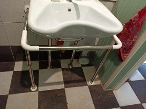 Установка поручней для раковины