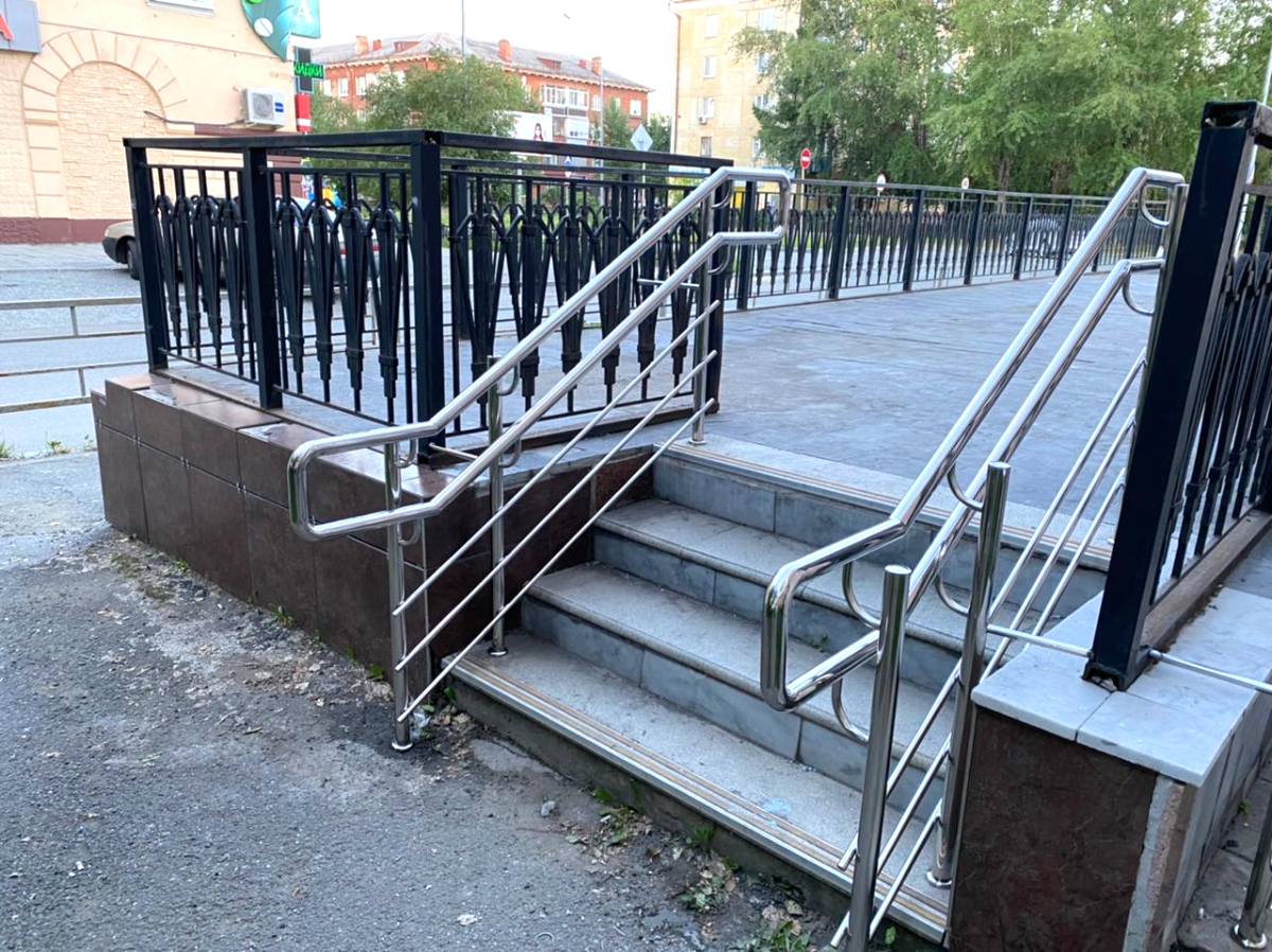 Поручни входной группы Альфа-банка