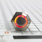 Кнопка антивандальная со степенью защиты ip65 из никелированной стали с красной подсветкой диаметр 16мм